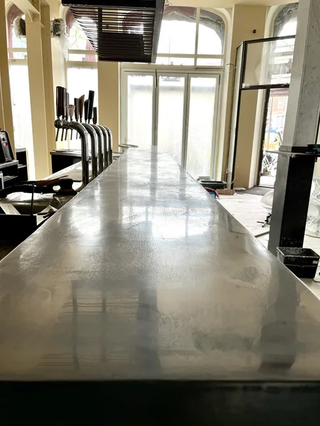 Microcement bar met biertaps in horecazaak