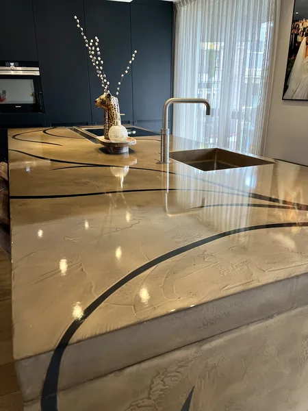 Luxe keukeneiland met gepolijst microcement en ingelegd lijnwerk