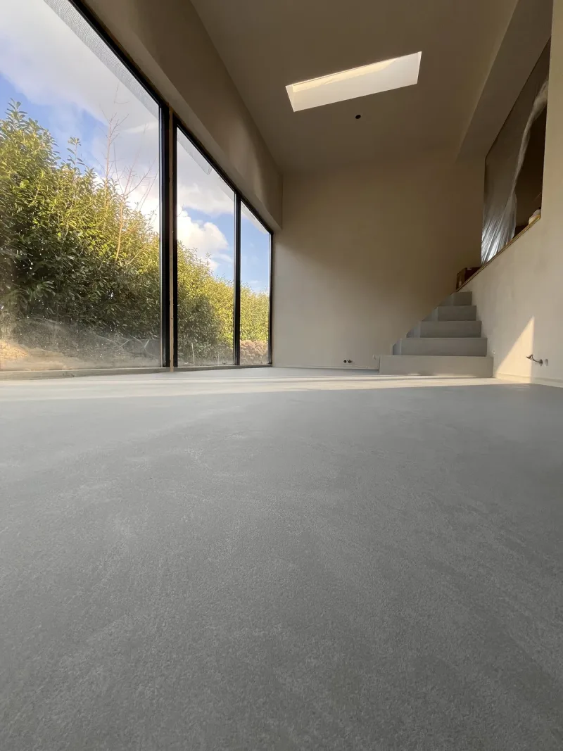 Scratch-resistant microcement floor in living room - durable finish
