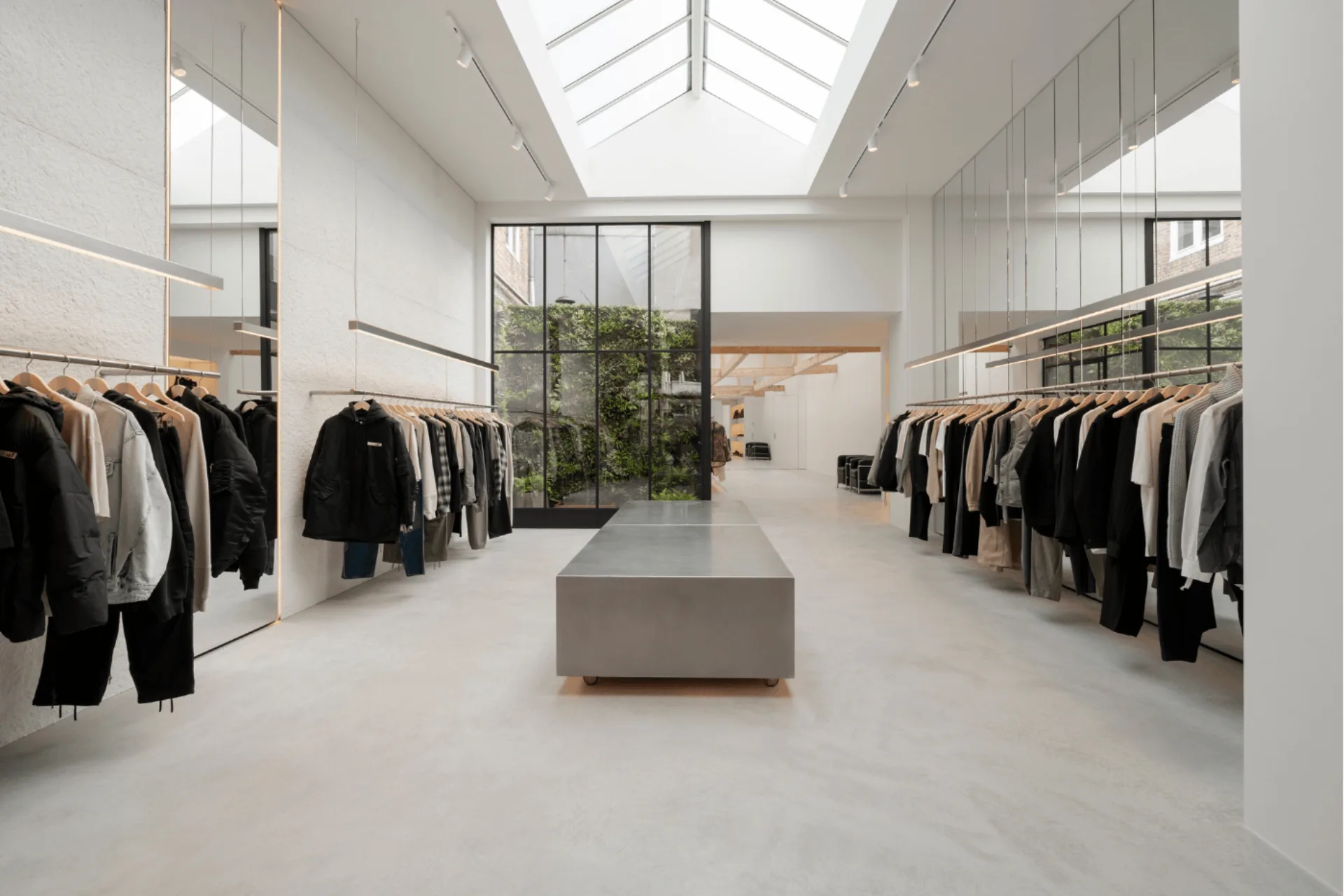 Volledig interieur van concept store met microcement vloer en binnentuin